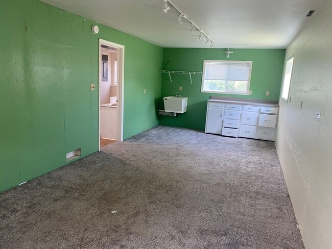 Building Photo - 4 bedroom, 2 bathroom Home off Spring Hill...