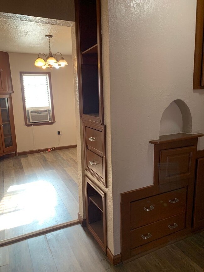 Building Photo - Two Bedroom Home Close to Medical Center