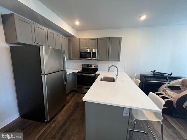 Building Photo - 4217 Chestnut St