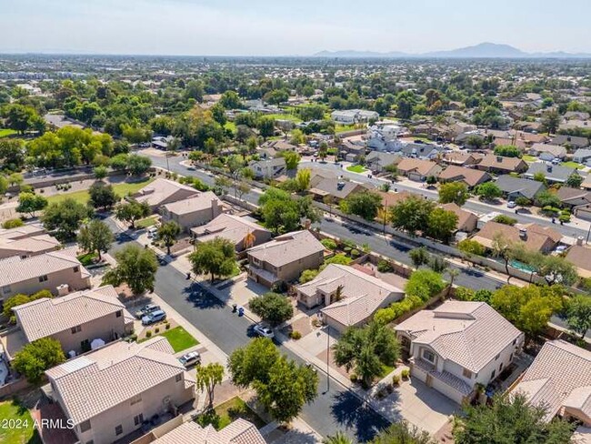 Building Photo - Stunning Cobble Creek II home with pool an...