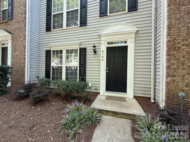 Building Photo - 9766 Blossom Hill Dr