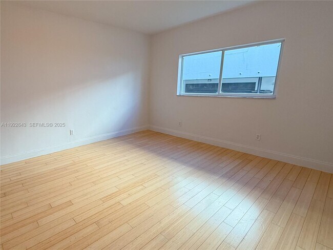 Building Photo - 10101 W Bay Harbor Dr