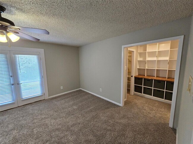 Building Photo - 402 Greenwood Dr