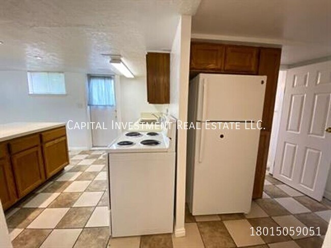 Building Photo - 236 400 S