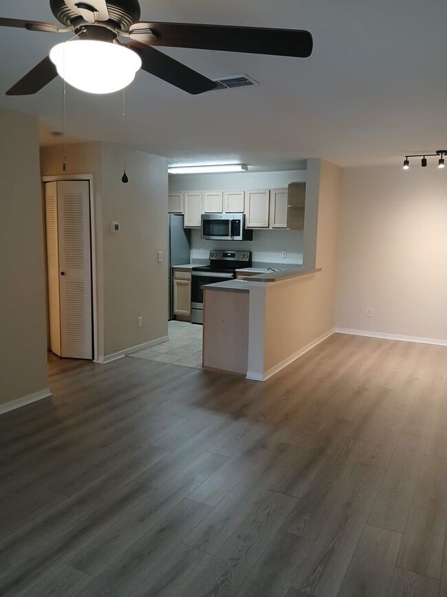 Building Photo - 2 bedroom  2 Bathroom in Orlando