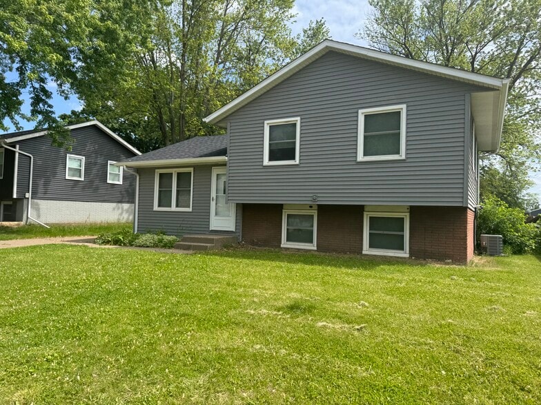 Building Photo - 1841 Valley Dr