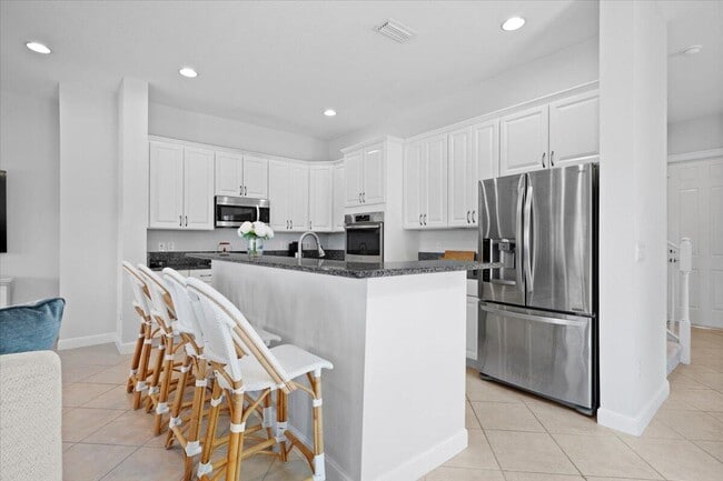 Building Photo - 877 Taft Ct