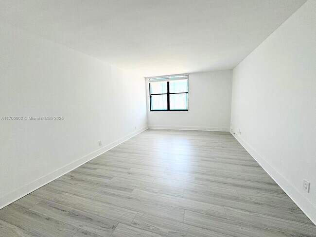 Building Photo - 18151 NE 31st Ct