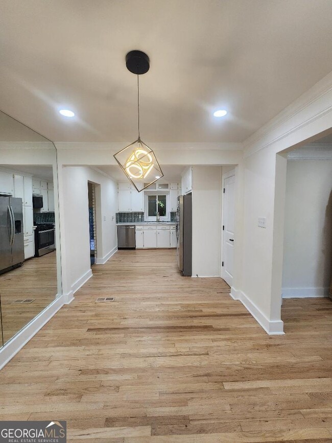 Building Photo - 302 Kelso Dr SW