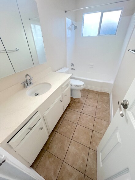 Building Photo - 931 W 19th St