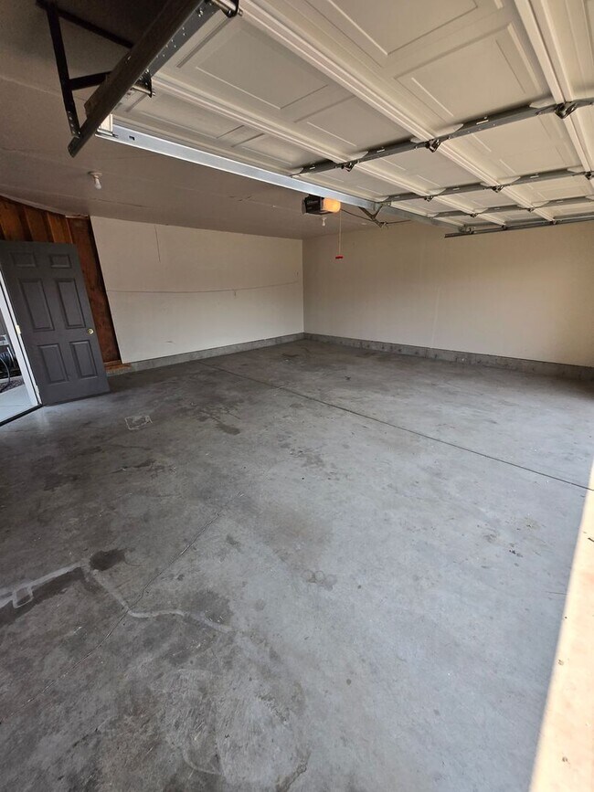 Building Photo - 1122