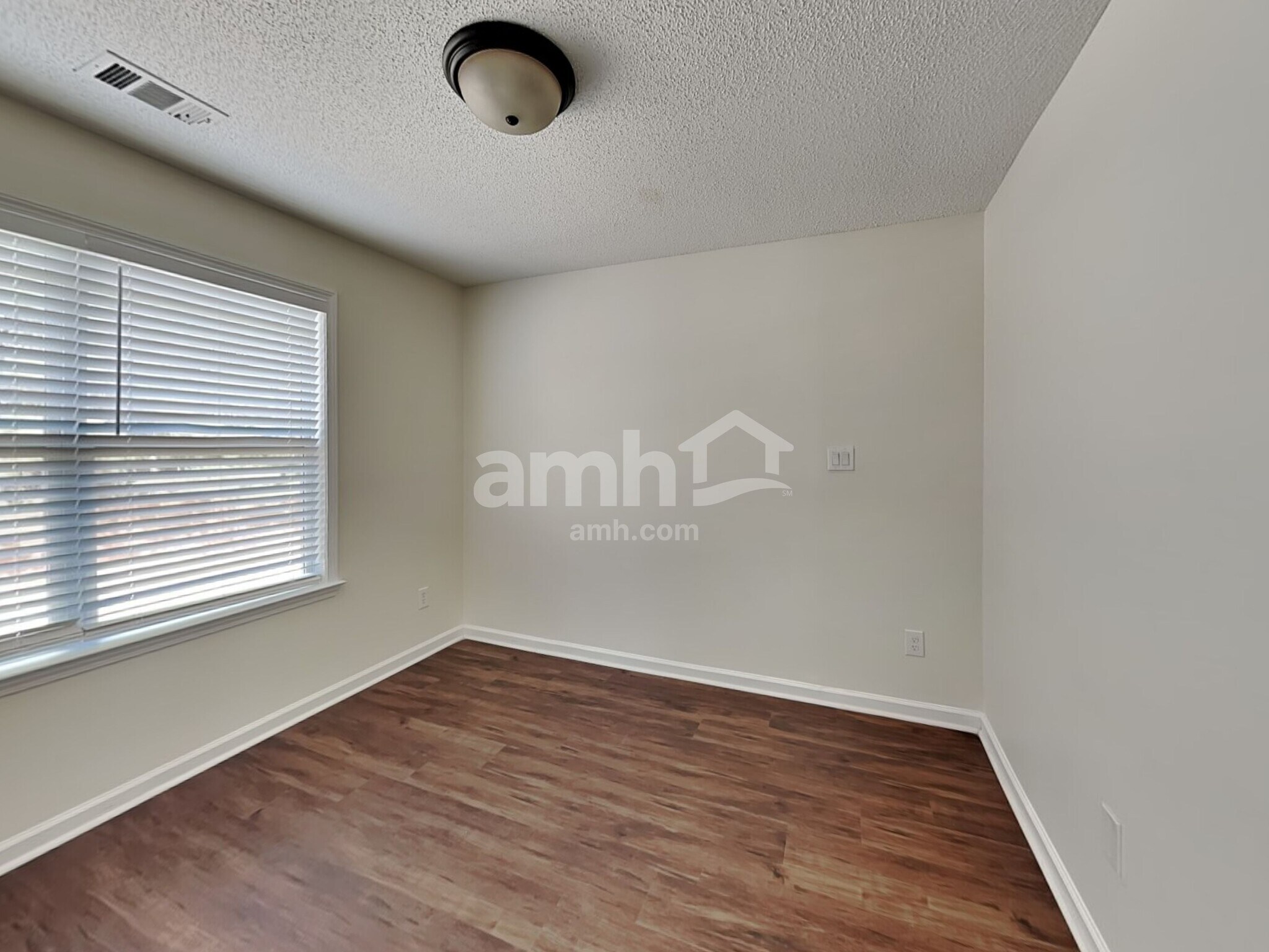 Building Photo - 145 Summit Point Dr