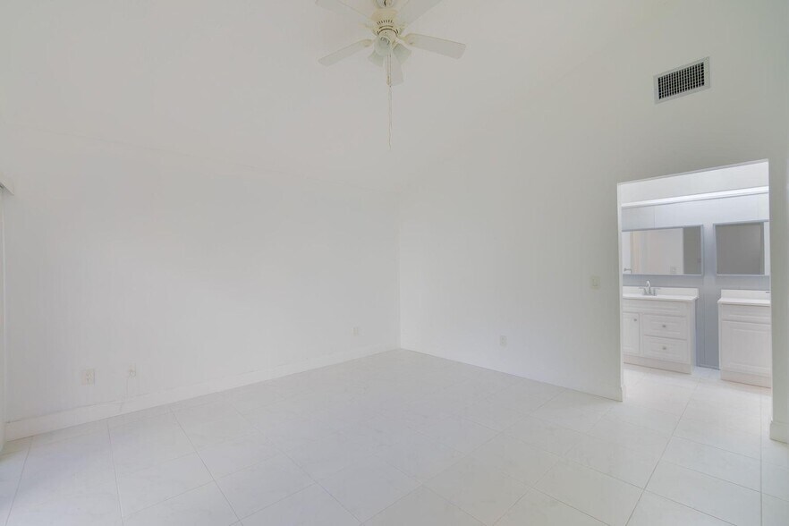 Building Photo - 6090 Aloma Ln