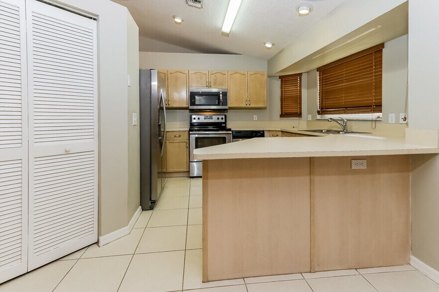 Building Photo - 12996 Meadowbreeze Dr