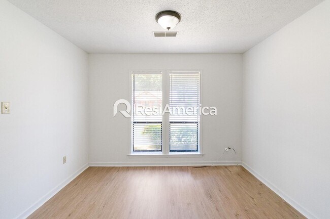 Building Photo - Newly Renovated 3/2 in a Quiet Neighborhood