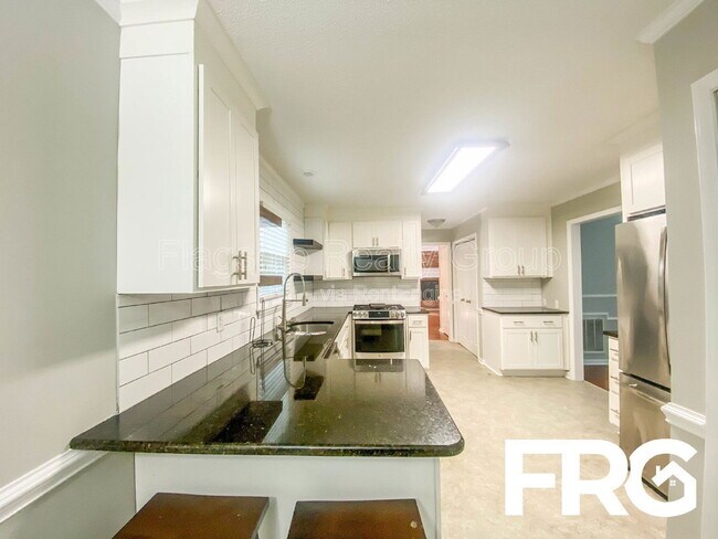 Building Photo - 305 Smith Pl