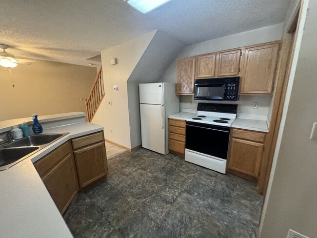 Building Photo - Charming 2-Bed Townhouse Retreat in Woodbury Spacious 1080 Sq Ft with 1 Bath.
