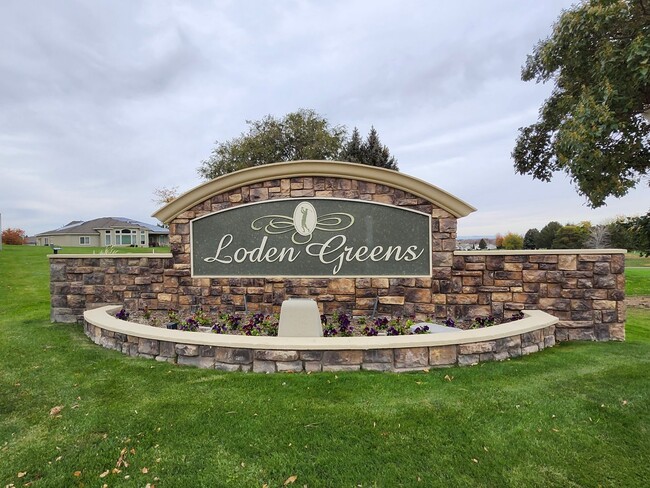 Building Photo - Gorgeous Custom Home in Loden Greens Commu...