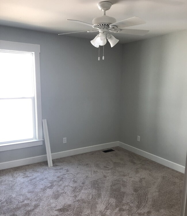 Building Photo - Contemporary 2BD 2.5 BA  3 Story Townhome with a View!