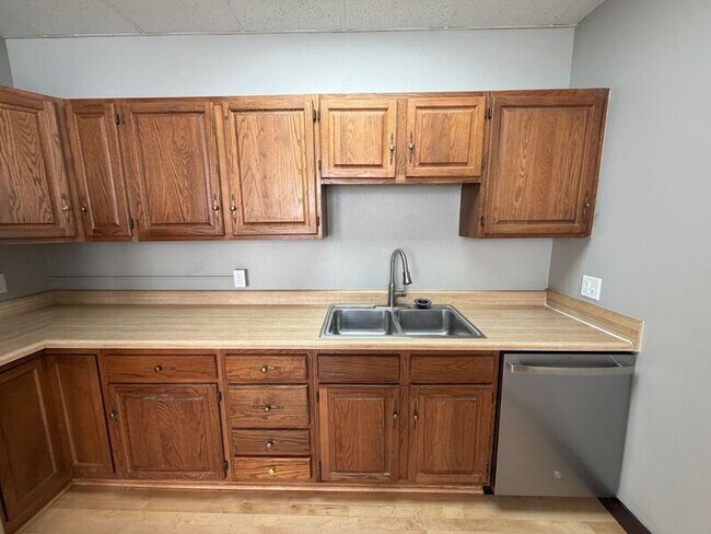 Building Photo - 5402 S 77th St