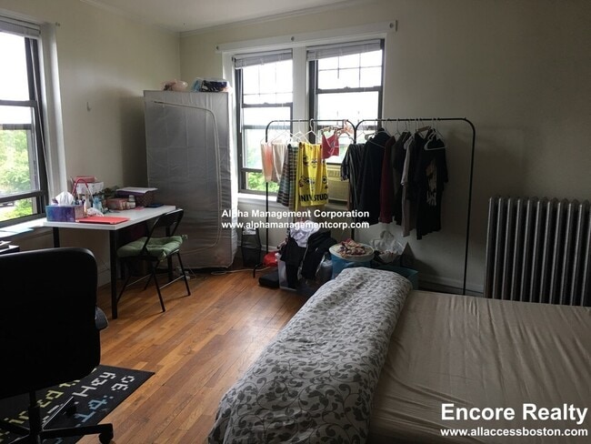 Building Photo - 349 Pleasant St