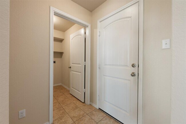 Building Photo - 208 Plata Ln