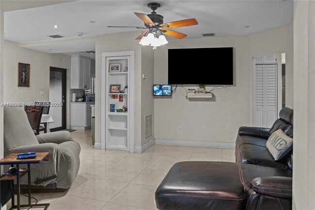 Building Photo - 117 W 34th St