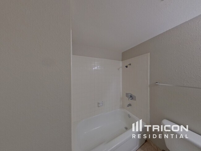 Building Photo - 1618 W Palomino Dr