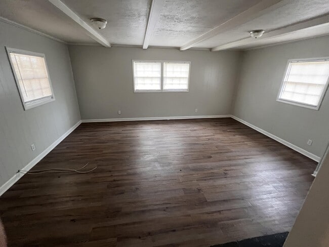 Building Photo - 106 Whiteoak Cir