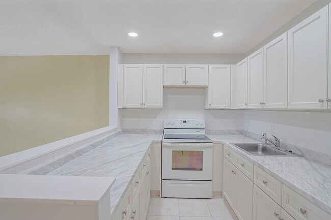 Building Photo - 177 Newport Dr