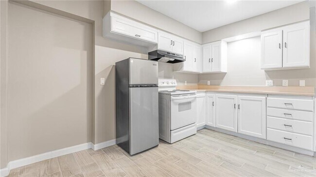 Building Photo - 12 E Toronto Ave