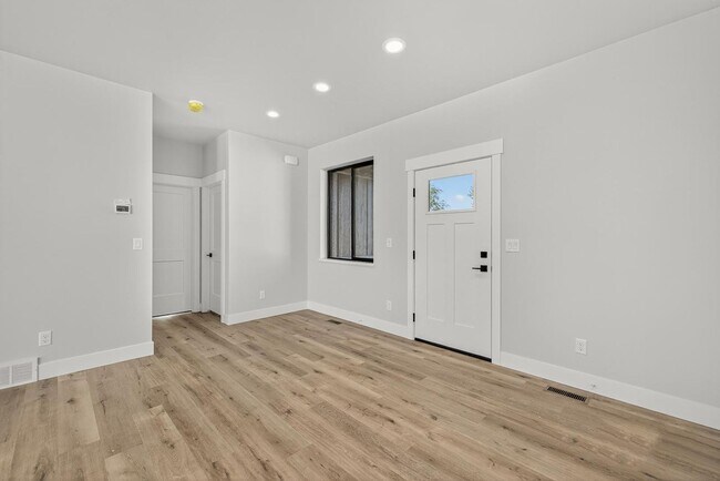 Building Photo - K551LI