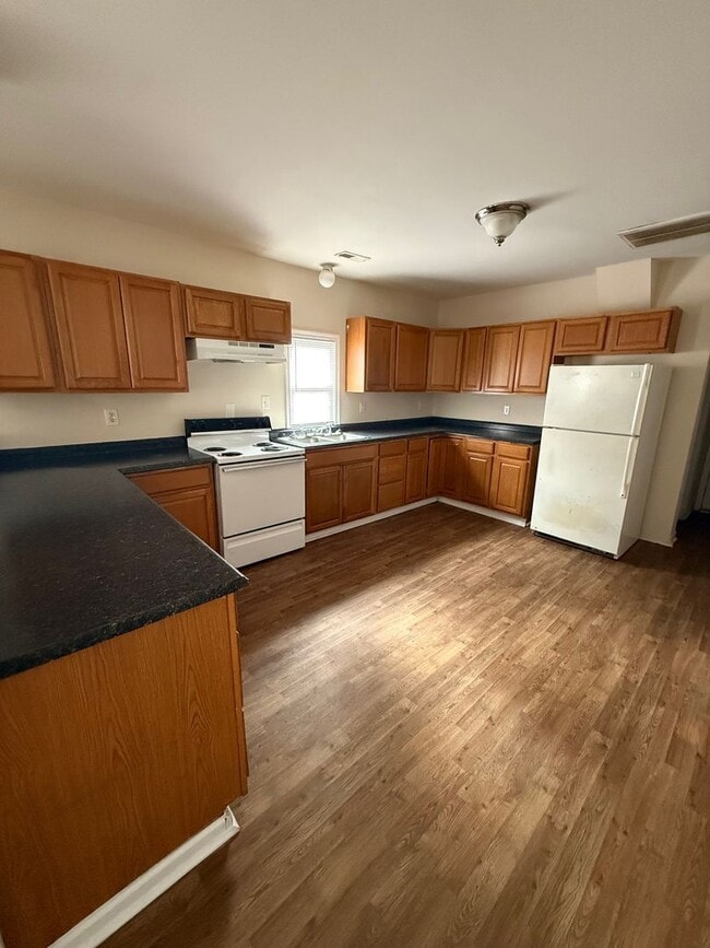 Building Photo - 1117 Douglas Ave