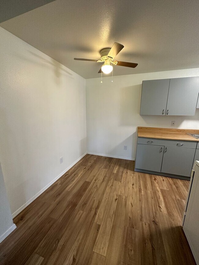 Building Photo - Downtown Renton Apartment W/S/G and 2 park...