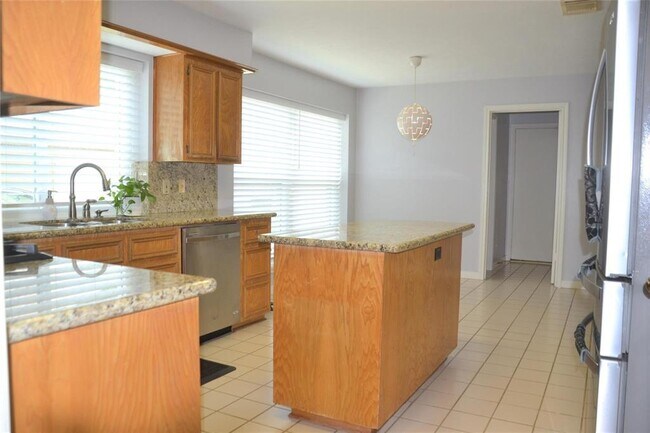 Building Photo - 15127 Greenleaf Ln
