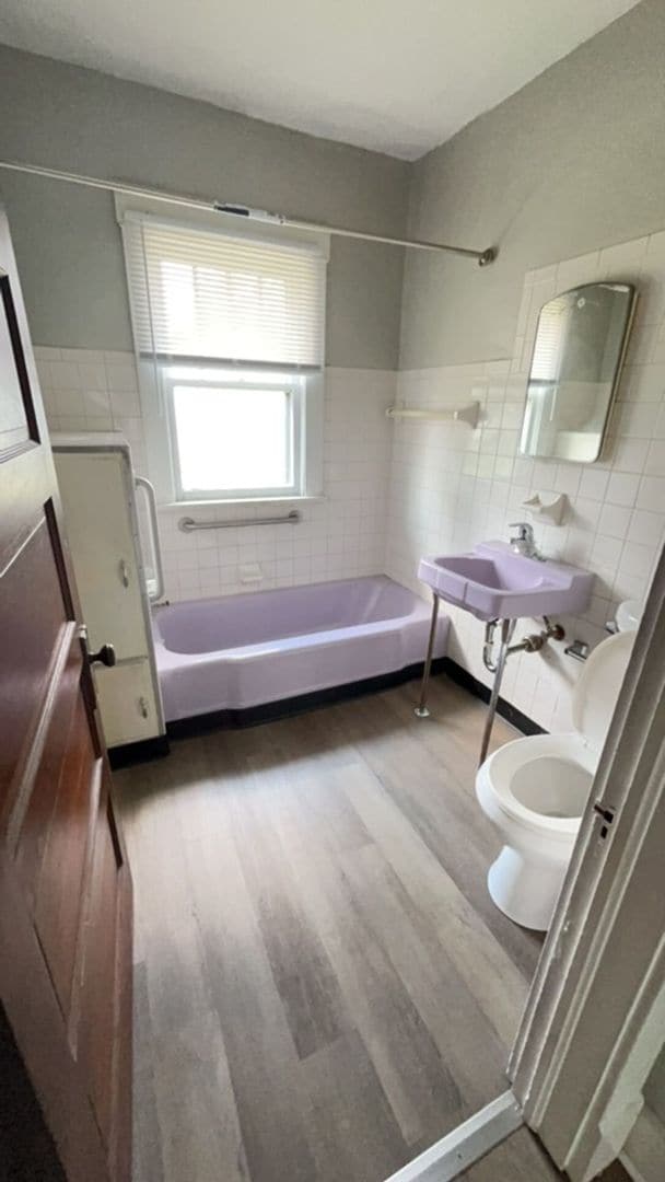 Building Photo - 2 Bedroom Home, Fenced in Backyard + Garage! Available Now!