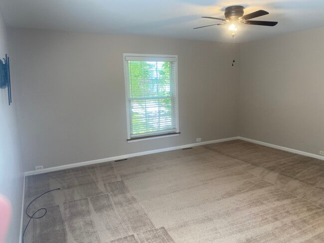 Building Photo - 419 E Valley Ln