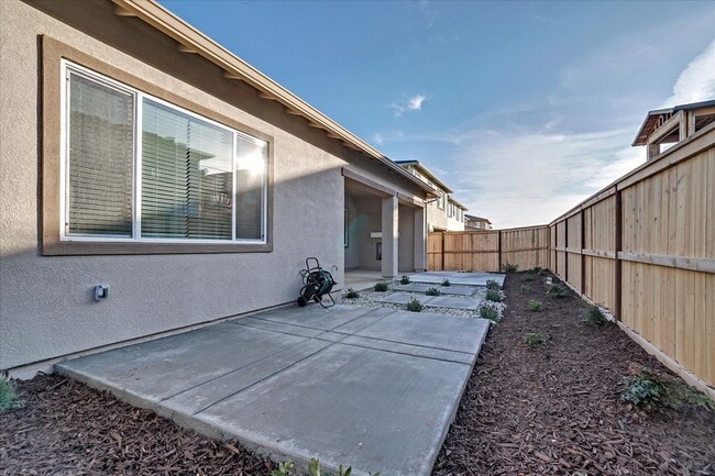 Building Photo - FULLY FURNISHED - ALMOST NEW 4 BED, 2.5 BATHS, 2 CAR GARAGE, 1 STORY IN NORTH LAKE COMMUNITY, NOR...