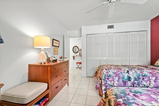 Building Photo - 5153 Oakhill Ln