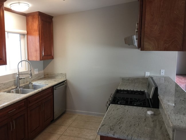 Kitchen counters - 306 Larsson St