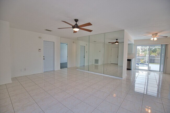 Building Photo - Annual Unfurnished 2 Bedrooms 2 Bathrooms Pool Home Located in South Venice!