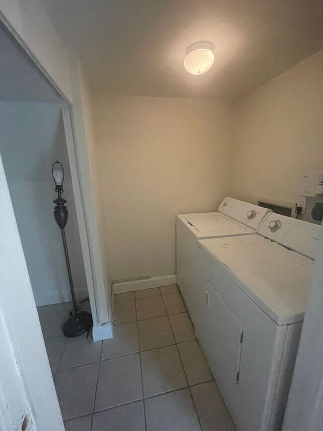 Building Photo - NICE 2 BEDROOM TOWNHOUSE IN LAKE EDWARDS