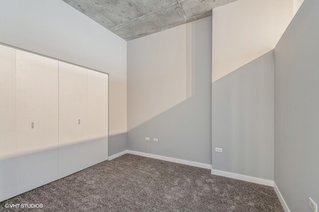 Building Photo - 235 W Van Buren St