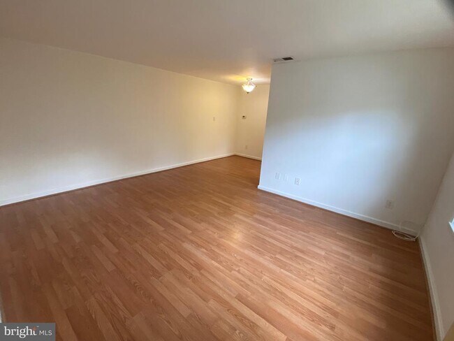 Building Photo - 810 S Arlington Mill Dr