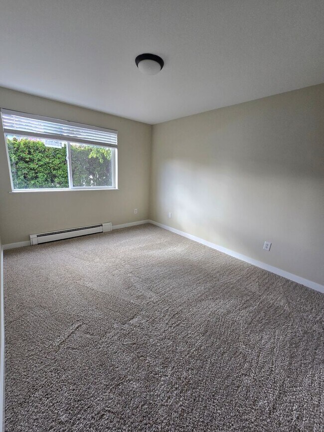 Building Photo - Amazing 3 bed with option for 4th bedroom ...