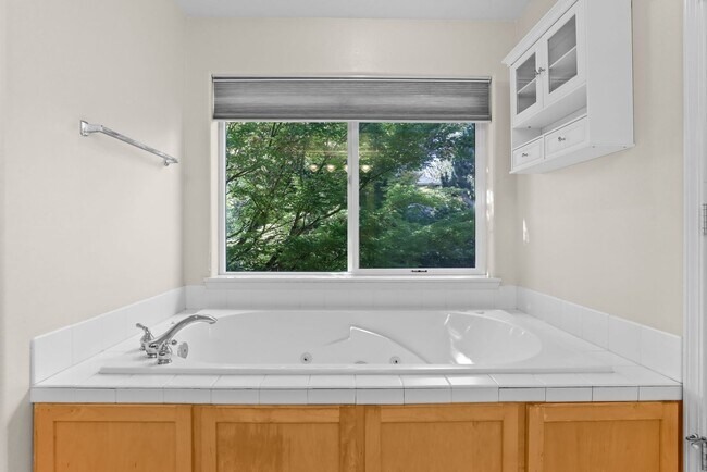 Building Photo - FOR RENT: CORNER LOT, Immaculate, lovely and spacious home - 5 bed, 3 bath + bonus room with 3-ca...