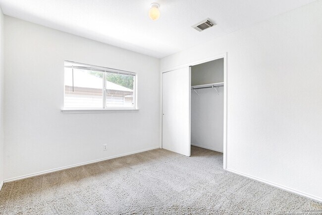 Building Photo - 10106 Amber Flora Dr