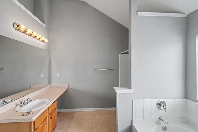 Building Photo - Spacious 4BR Home with Fenced Yard in University City!