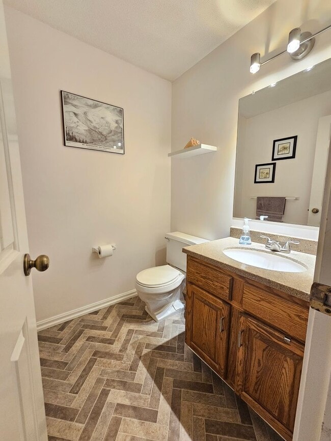 Building Photo - 1 Bedroom, 1.5 Bath Quarry Townhouse