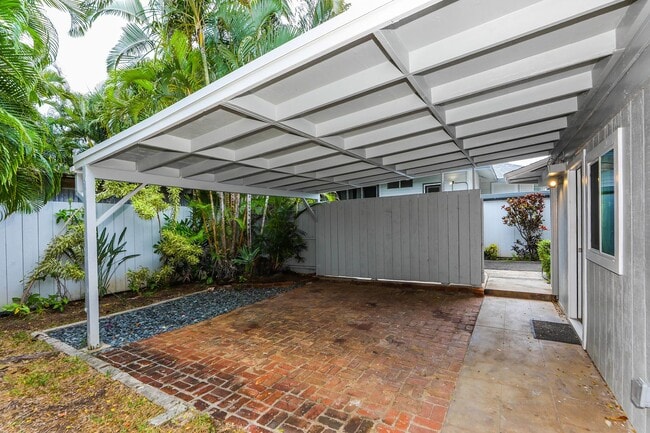 Building Photo - Kahala Avenue Beachside - remodeled 2 bedroom, 1 bath with Luxury Vinyl Plank Flooring